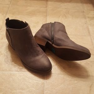 Carlos Santana gray ankle boots